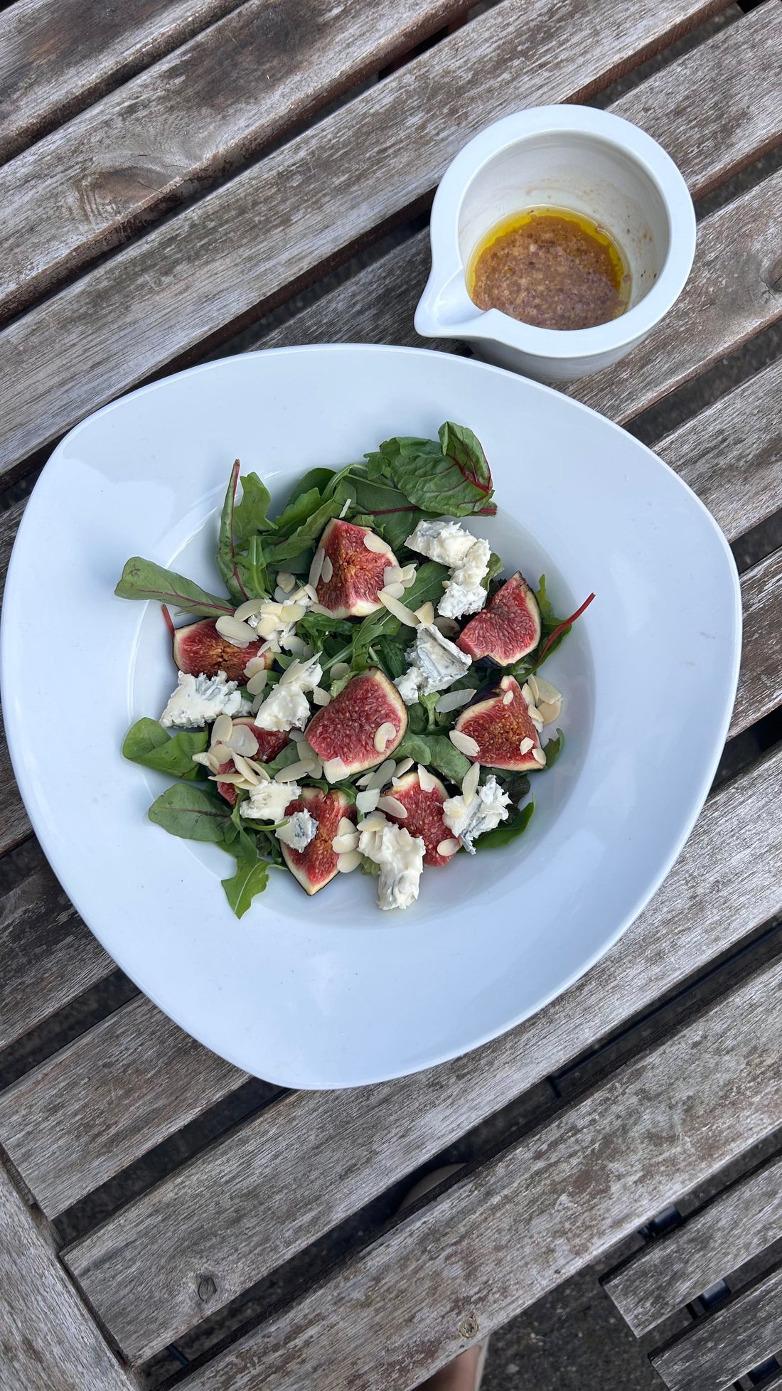 salad with fresh figs and gorgonzola